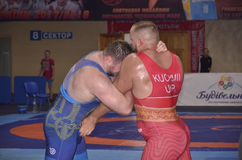 Микола Кучмій (у червоному трико) перемгає основного конкурента за поїздку на чемпіонат світу